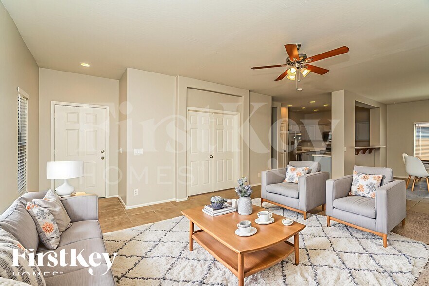 Building Photo - 931 W Oak Tree Ln