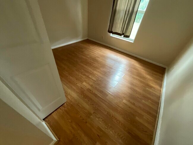 Building Photo - 1002 SW Romaine Ln