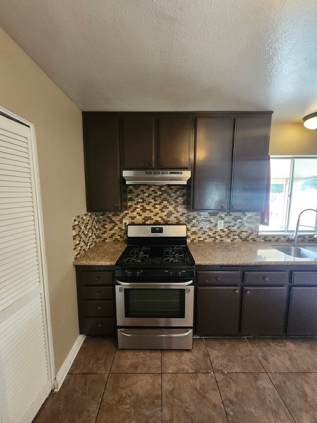 Building Photo - Inviting 3-Bedroom Home
