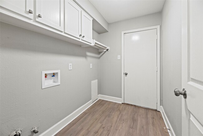 Building Photo - 3031 Jenny Dr