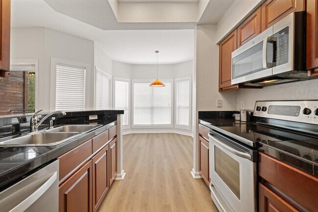 Building Photo - 4711 Spicewood Springs Rd