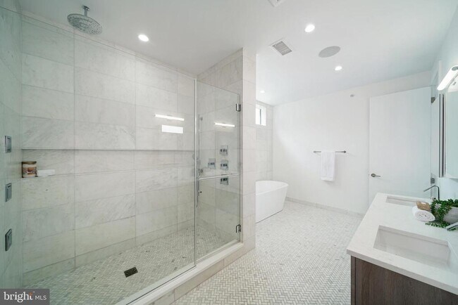 Building Photo - 142 S Front St