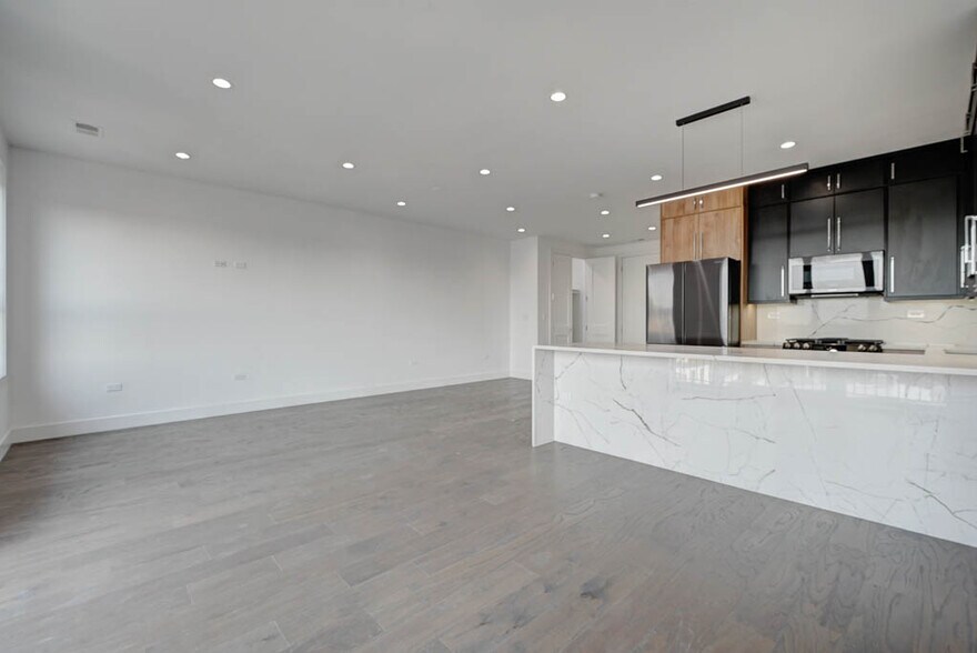 Building Photo - 3008 W Belmont Ave