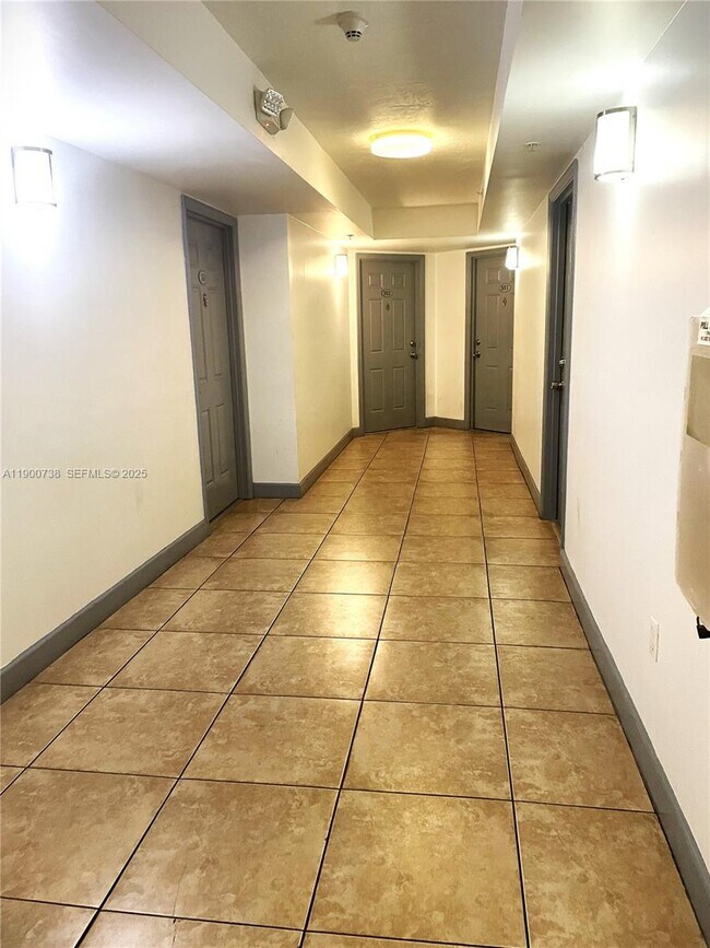 Building Photo - 102 SW 6th Ave