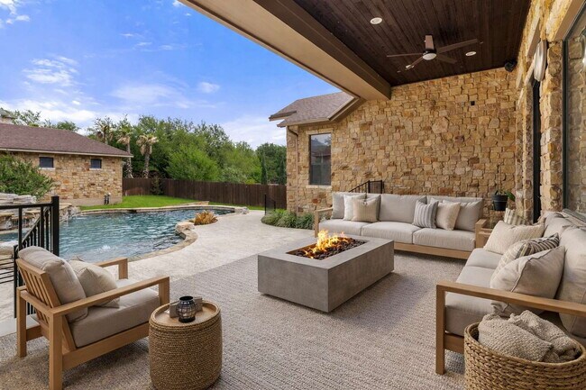 Building Photo - Elevated Executive Living in Lake Forest