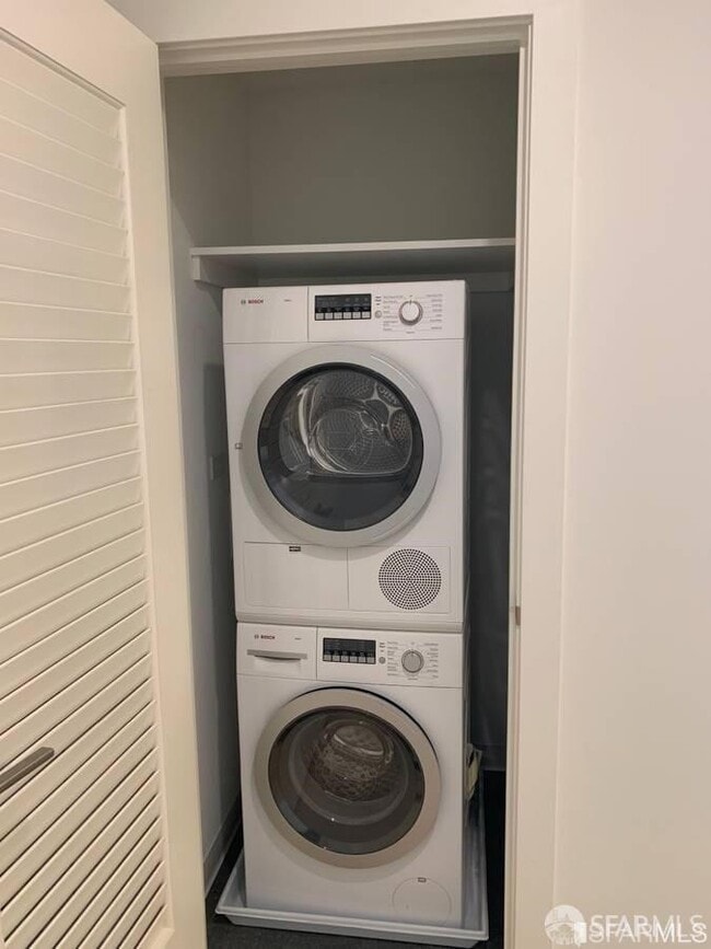 Building Photo - 318 Main St