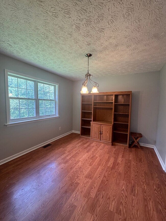 Building Photo - Beautiful 3BR Home for Rent in Toccoa, GA with Fenced Yard & 2-Car Garage