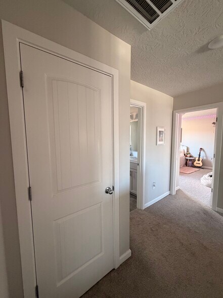 Building Photo - 7193 SE Cheryl Ct
