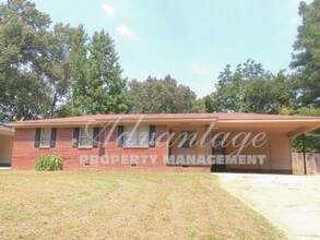 Building Photo - Newly Renovated Home in Oakhaven