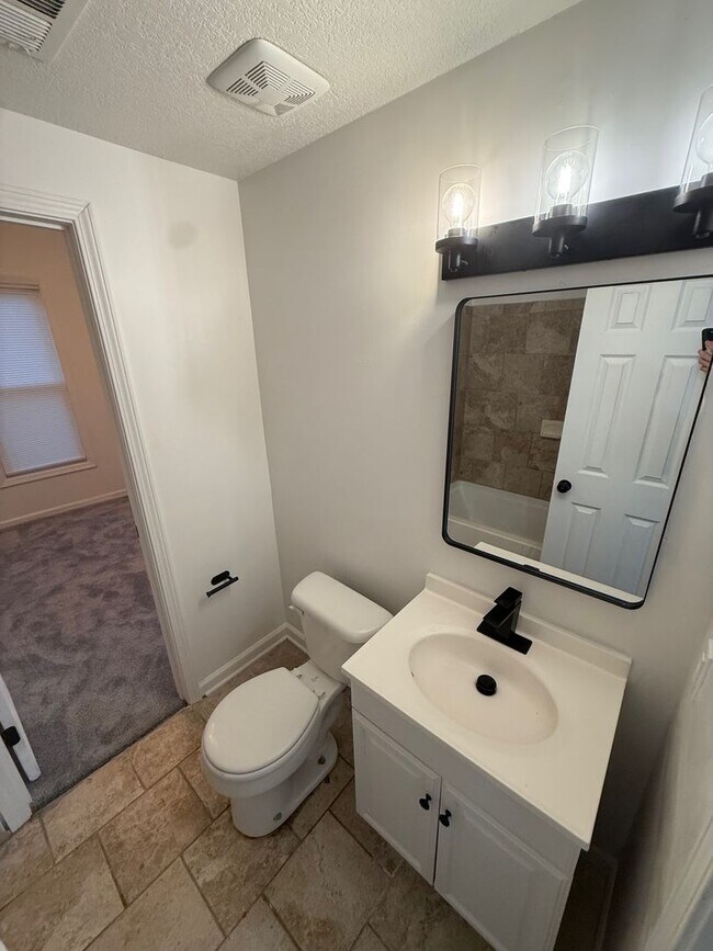 Building Photo - Charming & Updated 2-Bedroom Home in Heart of Olathe!