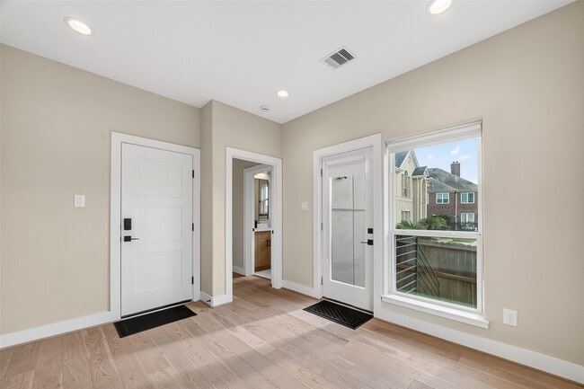 Building Photo - 2511 N MacGregor Way