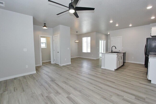 Building Photo - Clean Home in Quiet Neighborhood