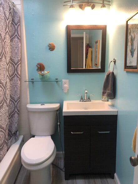 Guest Bath - 9302 Fermi Ave