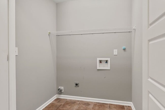 Building Photo - Cozy 3 Bed 2 Bath Home Available Now thru July 2026!