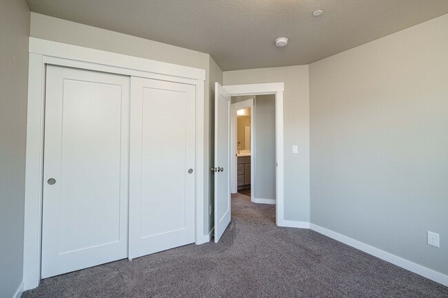 Building Photo - Move In Ready 3 Bedroom 2.5 Bathroom - Convenient Camas Location