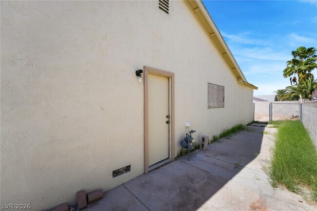 Building Photo - 2102 E Russell Rd