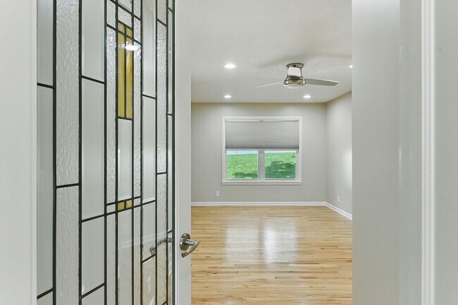 Building Photo - Spacious 4-Bedroom Home for Rent in Desira...