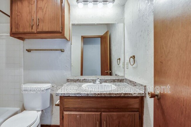 Building Photo - 1705 N Gleason Ave