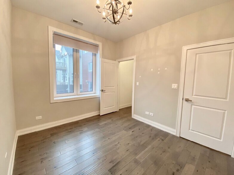 Building Photo - 317 W Evergreen Ave