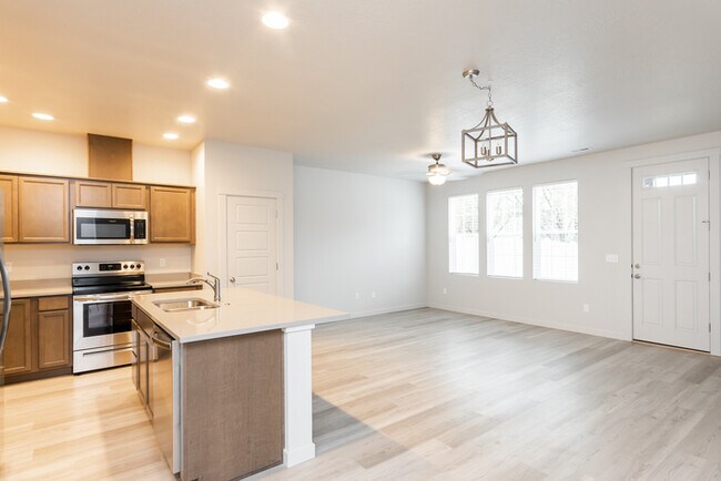 Building Photo - 3 Bedroom Townhome - Private backyard