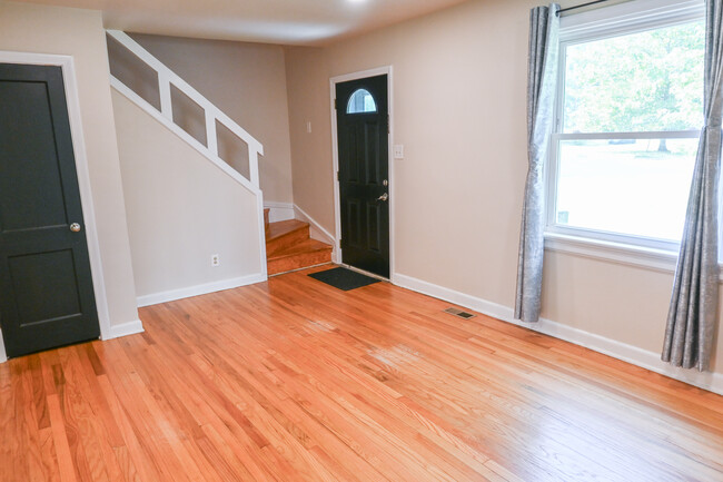 Building Photo - 1001 Willow Lawn Dr