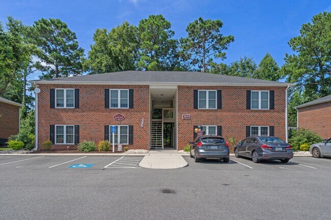Building Photo - 2 bed 2 bath with a washer & dryer and all...