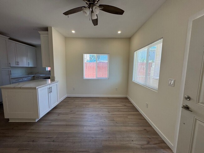 Building Photo - 3 Bedroom 1 bath Unit -