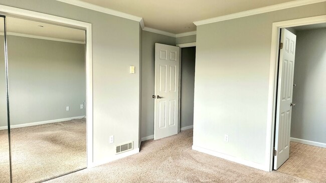 Building Photo - Lovely Oak Harbor Living and Pet Friendly!!