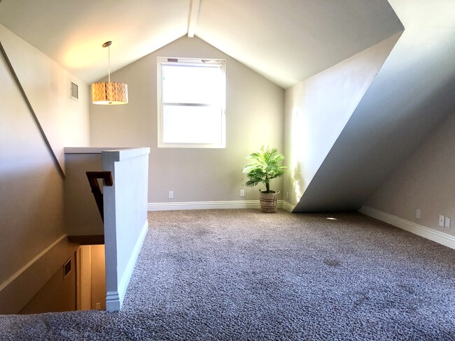 creative upstairs space - 110 Taormina Ln