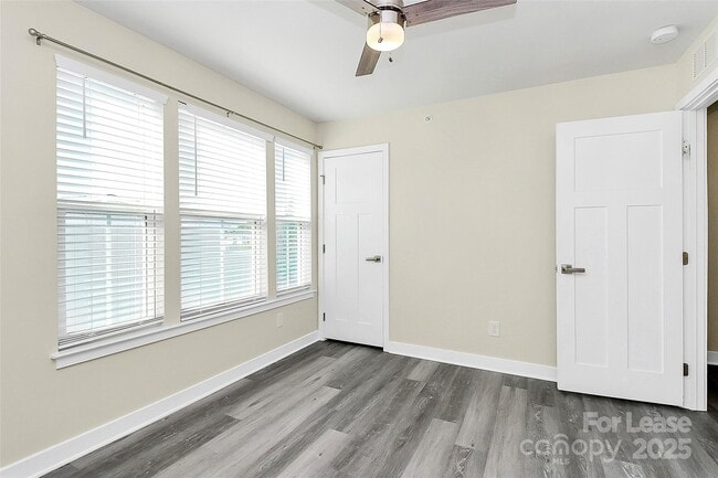 Building Photo - 228 Parkwood Ave