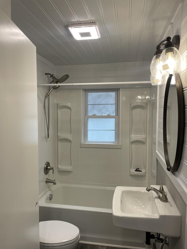 Building Photo - 503 E 8th St