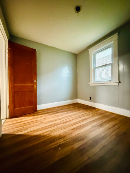 Building Photo - 88 Schutrum St