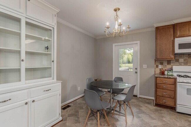 Building Photo - Fall '24 - Close to campus - 3 bed/2 bath ...