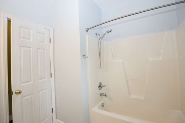 Building Photo - 110 Willow Creek Ln