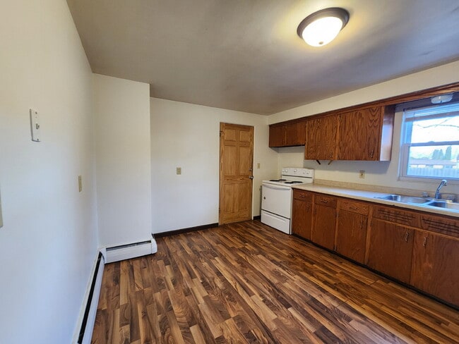 Building Photo - Updated Lower Level Apartment - Kimberly