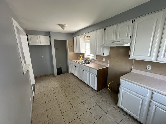 Building Photo - 24924 Lexington Ave