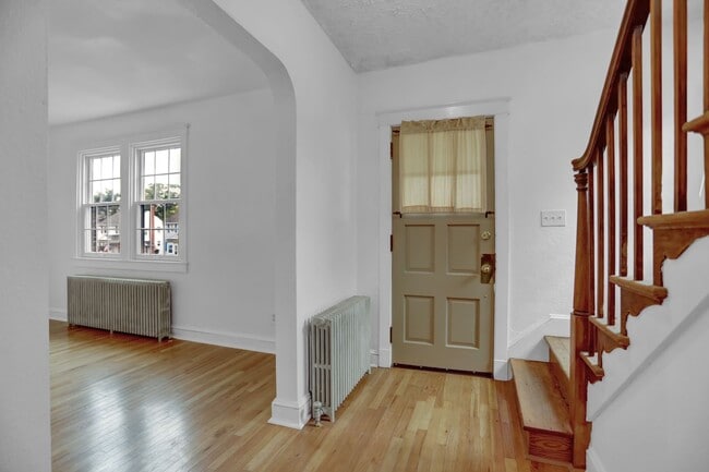 Building Photo - Charming & Upgraded 3BR Home in Arbutus wi...