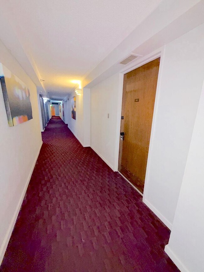 Building Photo - Reno Highrise Condo - Mountain & City Views