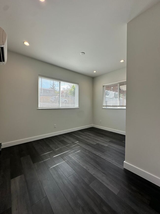 Building Photo - 460 N James Ave