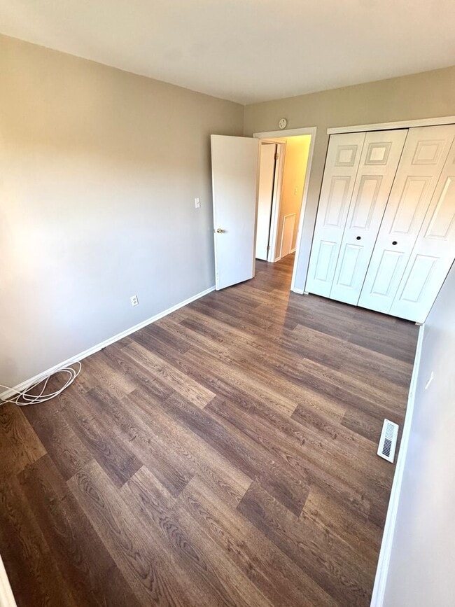 Building Photo - THREE BEDROOM TOWNHOME-PARKLAND SCHOOLS!