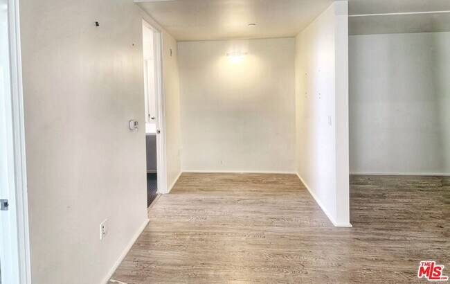 Building Photo - 1038 S Mariposa Ave