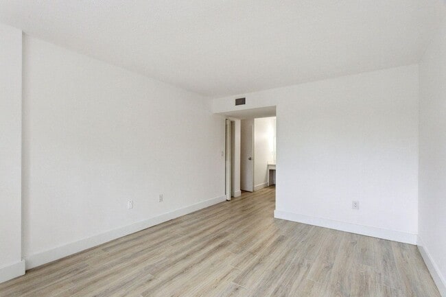 Building Photo - 4354 NW 9th Ave