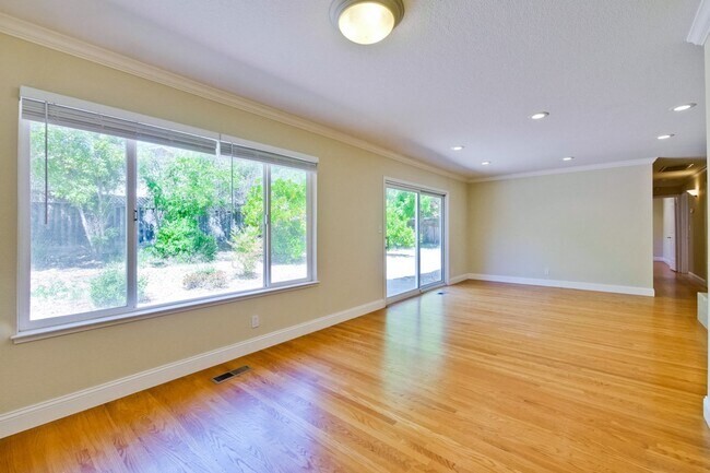 Building Photo - Spacious Home l Massive 12,525 Sq Ft Lot l...