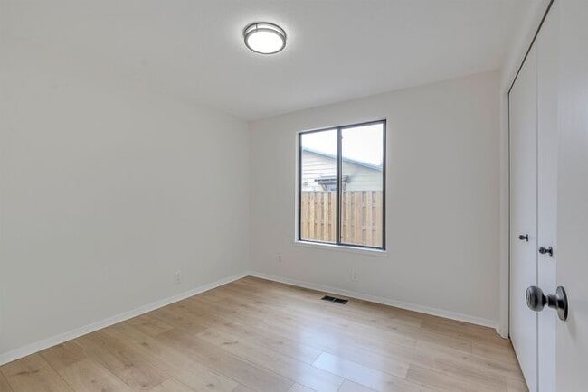 Building Photo - Updated Single Level Home with Large Fence...