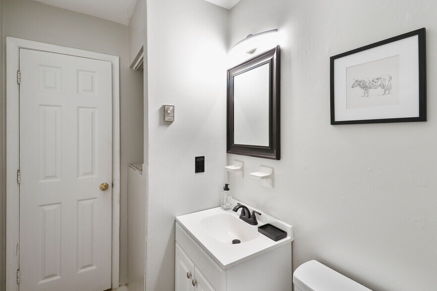 Building Photo - 706 Grant Ave