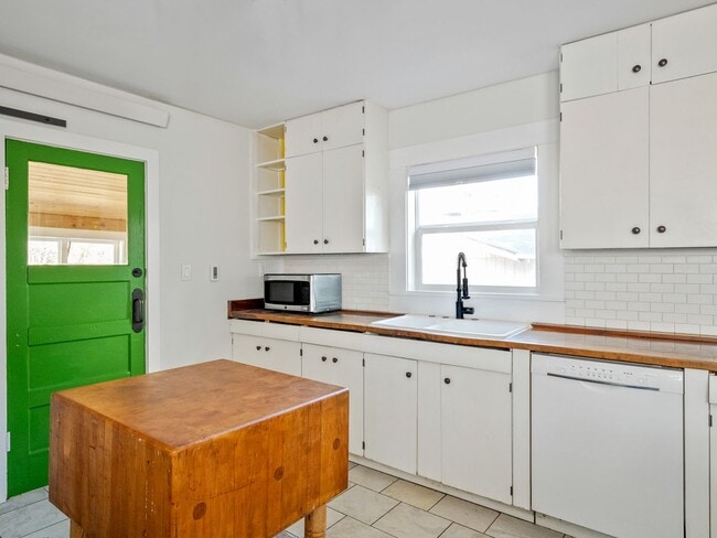 Building Photo - Adorable, fully updated 1-bdr/1-bath Milwa...