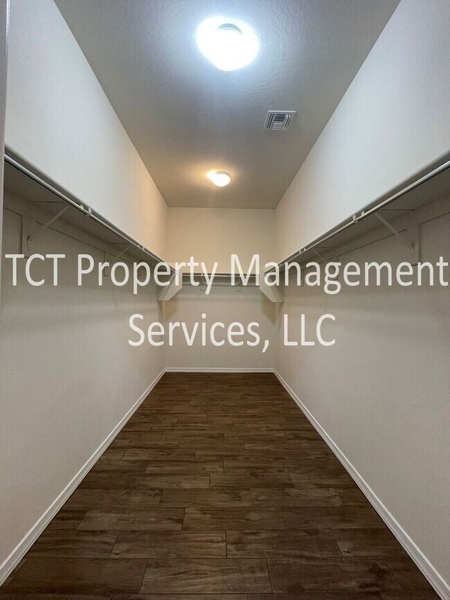 Building Photo - Stunning Home in Gated Community