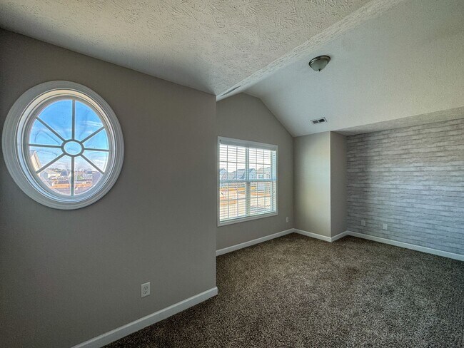 Building Photo - Beautiful 5 Bed 2.5 Bath Home with Main Level Primary Bedroom