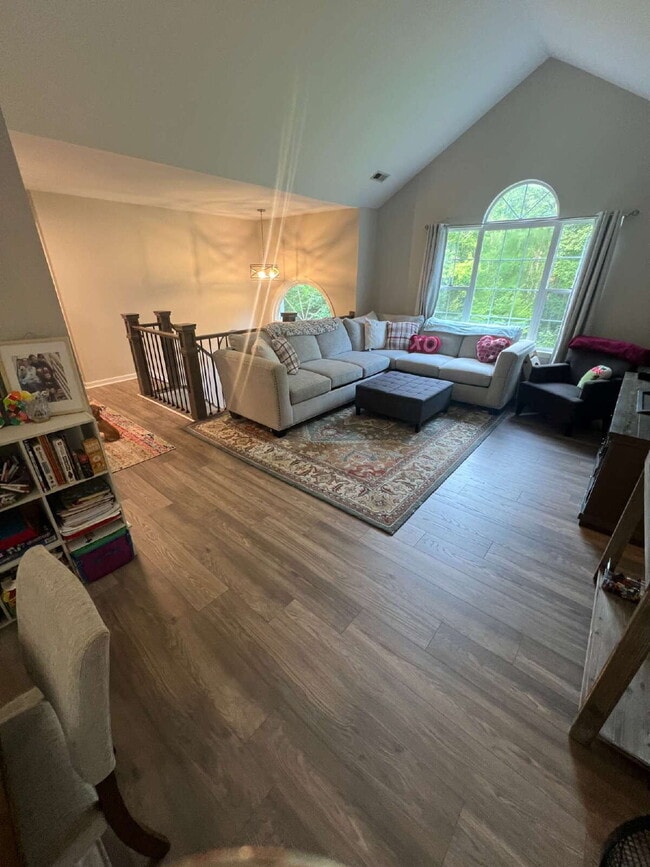 Building Photo - Spacious Multi-Generational Home on 3 Acre...