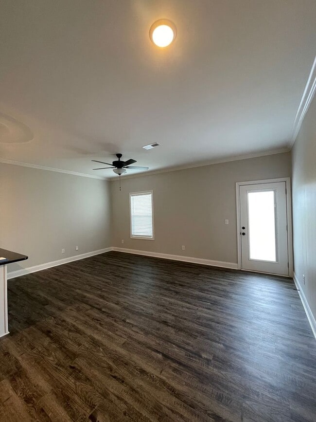 Building Photo - 2 Bed/2.5 Bath Townhome with Garage (Water/Sewer/Trash Included)